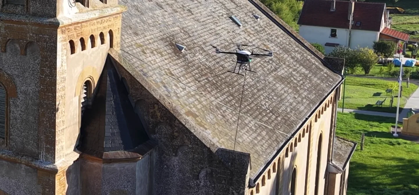 Dron trabajando sobre una cubierta